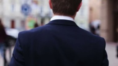 Emin yakışıklı genç damat sokakta yürüme.