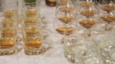 Viski, konyak ve şarap gibi farklı içecekler için gözlük bir dizi.