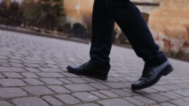 Close up van de schoenen en broek van een bruidegom lopen op straat. — Stockvideo