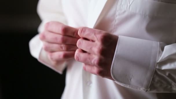 Beyaz gömlekli bir düğün töreni ve hayatının en iyi günü için hazırlanıyor genç damat. — Stok video
