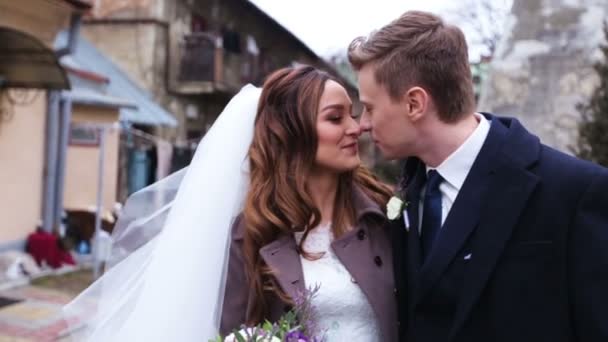 Beau jeune couple vient d'entrer de l'église où ils sont officiellement devenus femme et mari et a promis d'être ensemble pour le reste de leur vie . — Video