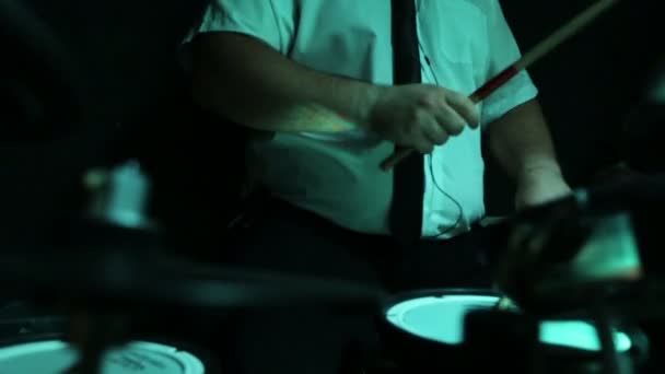 Detailní záběr hudebník se sluchátky hraje na bicí nástroje na pódiu. — Stock video