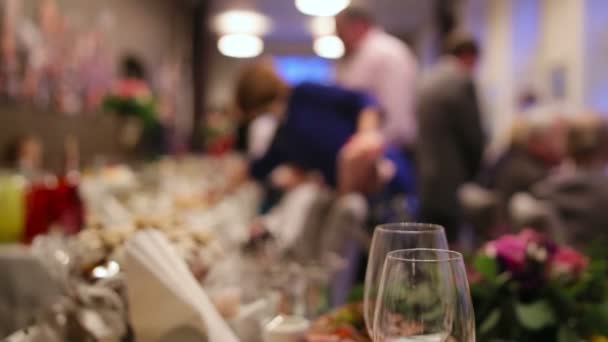 Garçons servindo mesa em uma cerimônia de casamento para convidados e uma noiva e seu noivo . — Vídeo de Stock