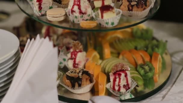 Geweldige dessert decoratie speciaal bereid voor een huwelijksceremonie. — Stockvideo