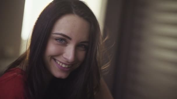Lassított felvétel-modell lány mosolyogva a kamera, és pózol egy kép. — Stock videók