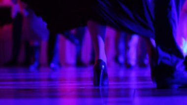 Gece kulübü eğleniyor kadın profesyonel dansçı bacak yakın çekim.