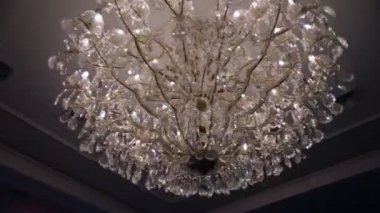 Restoranın beyaz bir duvar üzerinde izole güzel retro lüks crystal p.kodu avize.