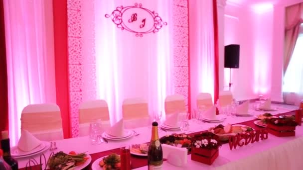 Incredibile decorazione di nozze fatta di colori rosa sul ristorante fansy . — Video Stock