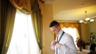 Genç başarılı bussinessman beyaz gömlek giyinme hazırlamak bir konferans-salle oteli, bir iş toplantısı için.