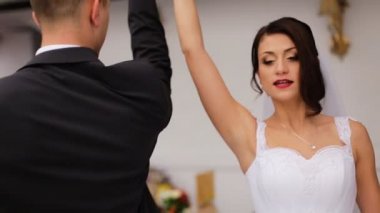 Genç çift ilk hazırlama inanılmaz olduğu için dans ve düğün töreninde üzerinde bir şey unutmayalım.