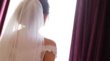 Güzel gülümseyen gelin poz onun süslü apartement pencerenin önünde fotoğraf makinesinde.