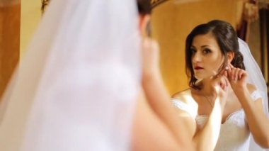 Hayatının en güzel günü için hazırlanıyor genç gülümseyen gelin düğünü.