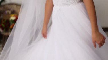 Genç çift ilk hazırlama inanılmaz olduğu için dans ve düğün töreninde üzerinde bir şey unutmayalım.