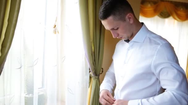 Joven empresario exitoso vistiendo camisa blanca prepararse para una reunión de negocios en una sala de conferencias de su hotel . — Vídeos de Stock