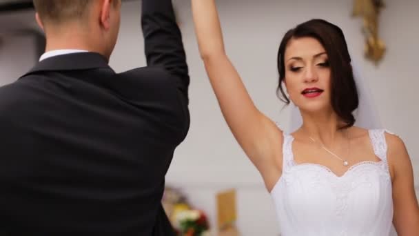 若いカップルの最初の準備信頼されるためのダンス、結婚式の何かを忘れない. — ストック動画
