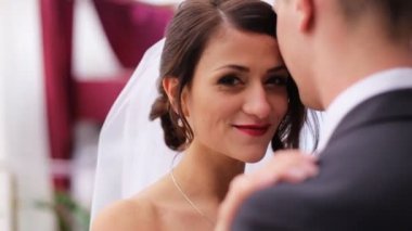 Mutlu gelin ve damat romantik birbirlerine sarılma ve kameraya poz.