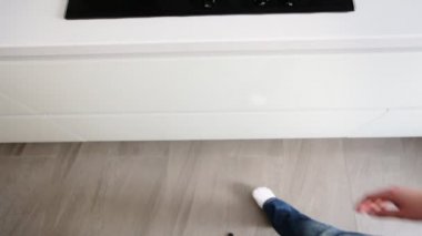 Mutfak dolap kapı açma ve en büyük bıçağı alarak kadın el yakın onların.