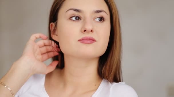 Attraente giovane donna che indossa camicia bianca posa sulla macchina fotografica e sorridere . — Video Stock