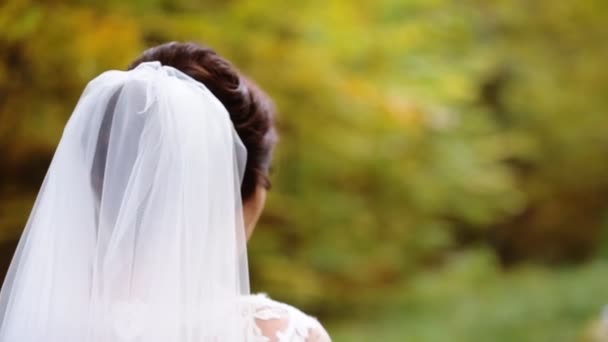 Aantrekkelijke mooie gelukkige bruid lopen op het bos en lacht op camera. — Stockvideo