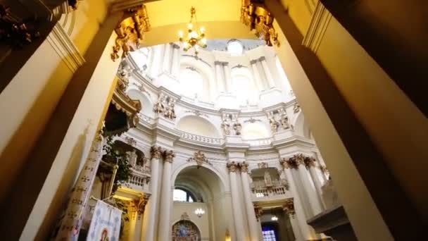 Hermoso estilo gótico antiguo de la arquitectura dentro de una catedral católica en Lviv . — Vídeo de stock