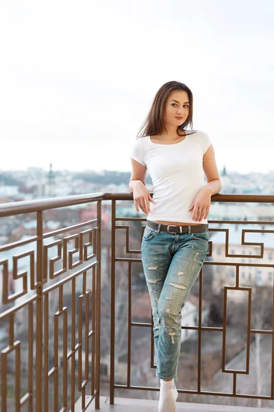 Güzel bayan hava ve bir photosession onun otelin balkonunda yer olan zevk.