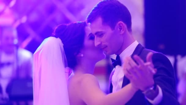 Première danse de mariage d'un jeune beau couple marié amoureux dans un restaurant chic . — Video