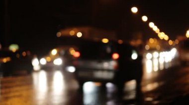 Büyük bir şehirde, bokeh yolda araba ışık sokak aydınlatma.