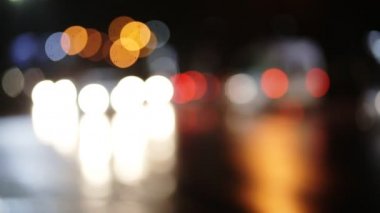 Büyük bir şehirde, bokeh yolda araba ışık sokak aydınlatma.