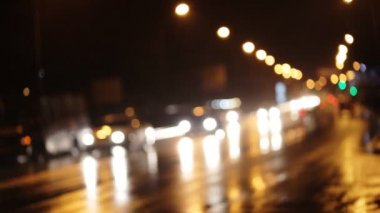 Büyük bir şehrin yolda araçların yitirmesi ışıkları ile dağınık arka plan.