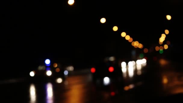 Büyük bir şehrin yolda araçların yitirmesi ışıkları ile dağınık arka plan. — Stok video