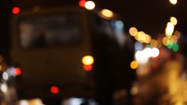 Fondo difuso con luces borrosas de coches en la carretera de una gran ciudad . — Vídeos de Stock