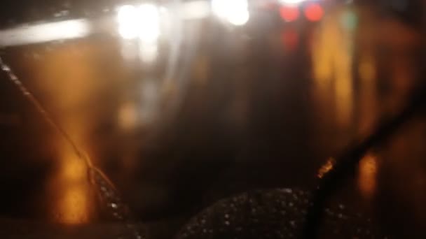 Diffuus achtergrond met vervagende licht van auto's op de weg van een grote stad. — Stockvideo