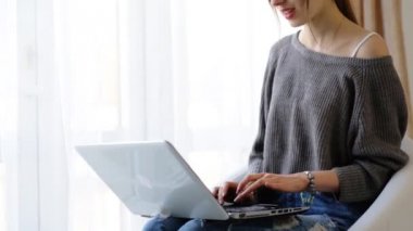 Genç işkadını üstünde onu laptop onun dolabında evde çalışma.