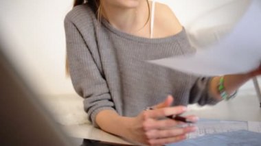 Çekici genç öğrenci üniversite için ev ödevi yapmak onu laptop kullanma.