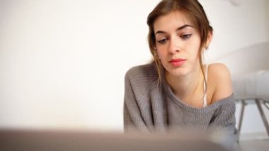 Çekici genç öğrenci üniversite için ev ödevi yapmak onu laptop kullanma.