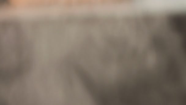 Vapeur d'une eau bouillante sur une casserole en acier inoxydable sur plaque de cuisson au gaz dans une cuisine .