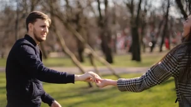 Mooie jonge koppel elkaars teder knuffelen op straat. — Stockvideo