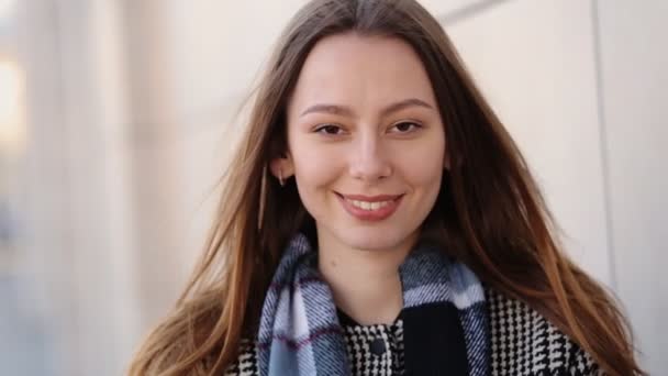 전문적으로 카메라에 포즈를 취하는 아름 다운 웃는 젊은 아가씨의 클로즈업 . — 비디오