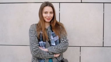 Güleryüzlü ve profesyonel kamera sokakta poz çok güzel mutlu kadın.