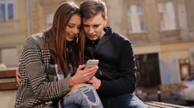 Mutlu çift Street trendy Smartphone oyun.