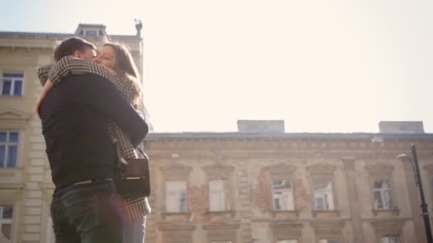 Joven feliz mujer sonriente abrazando a su novio con todo su amor en la calle . — Vídeo de stock