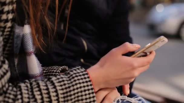 Pareja feliz jugando juegos en el teléfono inteligente de moda en la calle . — Vídeo de stock