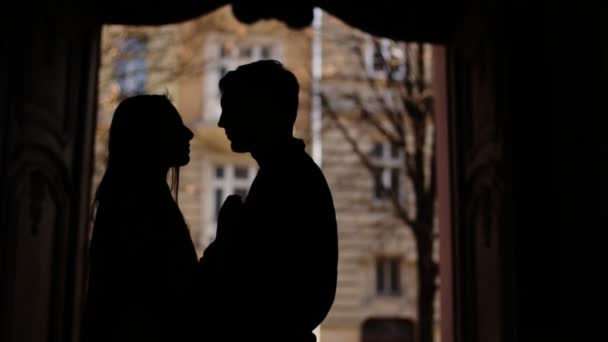 Молодая пара нежно целует друг друга в рот в центре города . — стоковое видео