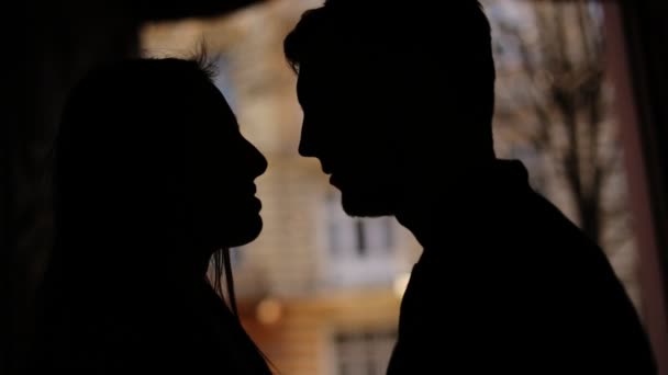 Young couple tenderly kissing each other on the mouthon the center of the city. — Stock Video