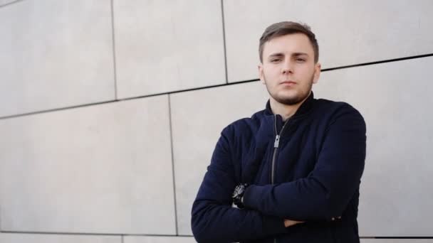 Young handsome man smiling and posing on camera in the street. — Stock Video