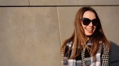 Uzun doğal saç profesyonel kamera sokağın ortasında poz ile güzel model.