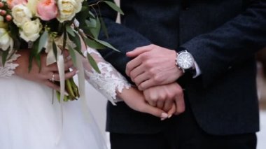 Şefkatle birbirlerinin ellerini tutarak sadece evli çiftin yakın çekim.