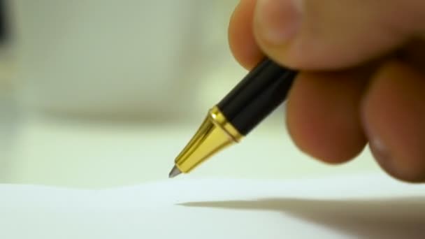 Gros plan d'un stylo à bille noir écrit sur un papier . — Video