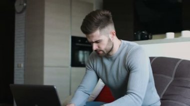 Onun fantezi dairede dinleniyor onun laptop kullanarak seksi yakışıklı adam .
