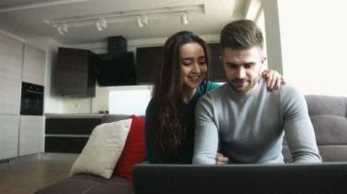 Güzel çift kapalı kız arkadaşı öpüşme adam internet üzerinden alışveriş yapma.